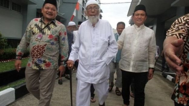 Yusril Ihza Mahendra (kanan) menemui Abu Bakar Ba'asyir (tengah) di Lapas Gunung Sindur, Bogor, untuk memberitahu pembebasan 'tanpa syarat' yang diberikan Presiden Joko Widodo kepada Ba'asyir.