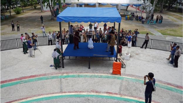 Pelaksanaan hukuman cambuk di Taman Bustanus Salatin, Banda Aceh, tidak banyak disaksikan warga.