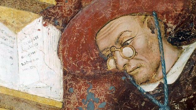 Monje con gafas en el fresco de Tommaso da Modena.
