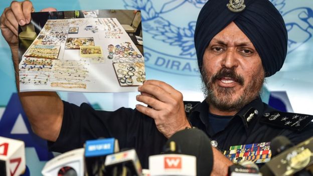Polisi Amar Singh menunjukkan foto hasil sitaan di kediaman Najib Razak.