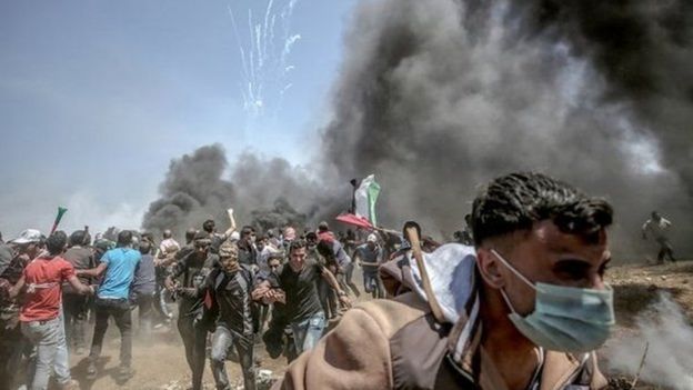 বিক্ষোভকারীদের ছত্রভঙ্গ করতে ইসরায়েলি বাহিনীর টিয়ার গ্যাস নিক্ষেপ।