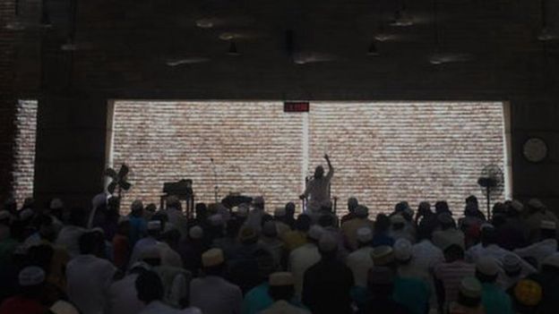 ঢাকার বাইতুর রউফ মসজিদে জুমার নামাজ, ১৫-০৬-২০১৮।