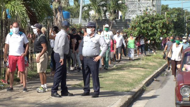 Cola fuera de una tienda de divisas estadounidenses.