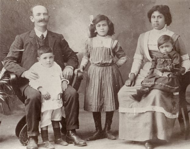 James Francis avec sa femme Christina Leonora et trois de leurs enfants - peut-être Nora, Percival et Mary (sur les genoux de Christina)
