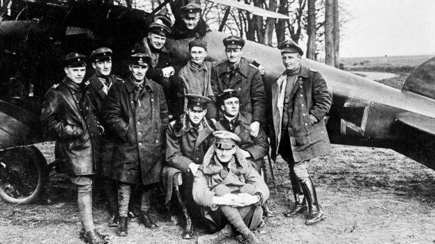 Ескадрилья "Літаючий цирк" німецької авіації часів Першої світової війни на чолі з "червоним бароном" Манфредом фон Ріхтгофеном. Цей знімок став основою обкладинки Led Zeppelin II