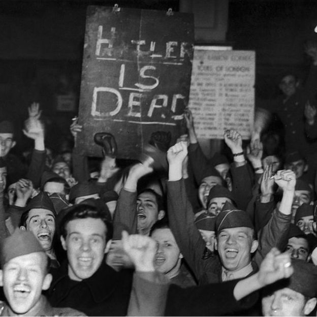 Soldados británicos celebran la muerte de Hitler.
