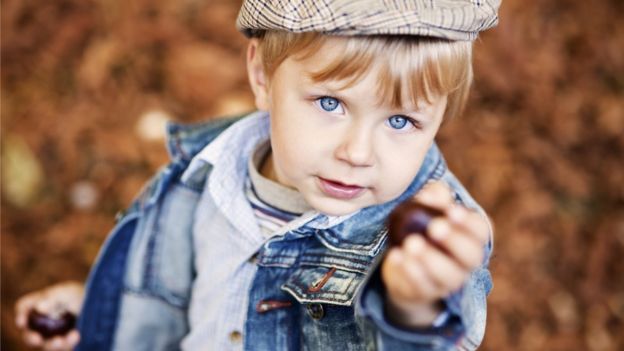 Niño con castaña de indias