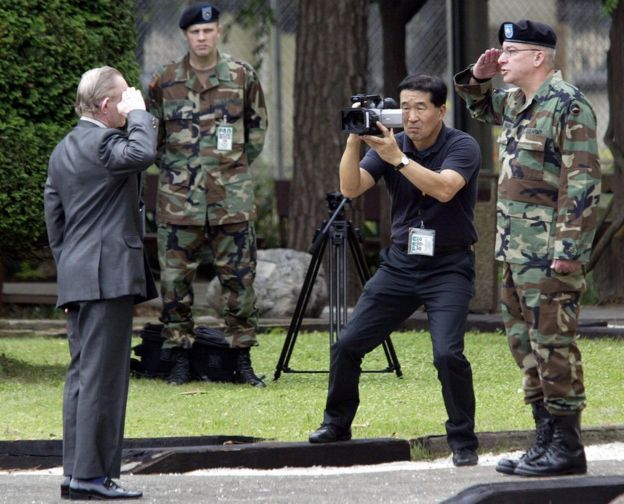 Charles Jenkins saluda al teniente coronel Paul Nigara, en la base estadounidense Campamento Zama, Japón, septiembre 2004