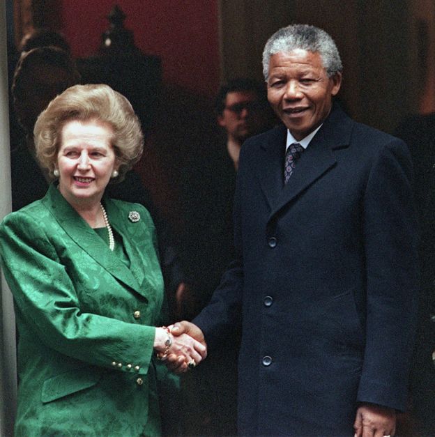 تاچر و ماندلا دست می‌دهند