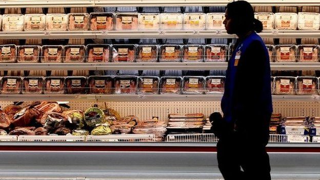 Un empleado de un supermercado en Arkansas camina junto a la sección de carnicería.