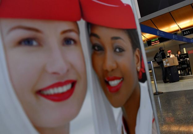 Cartel de la aerolínea Emirates en Aeropuerto Internacional de Los Ángeles (LAX), Estados Unidos.