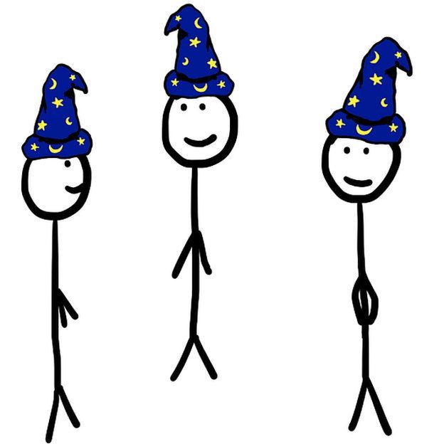 Tres figuras con gorros de hechiceros.