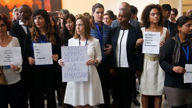 Protesta en la ONU contra el uso de Mujer Maravilla