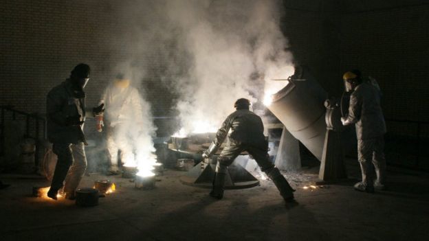 Trabajadores en una planta de conversión de uranio en Irán.