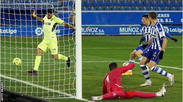 Luis Suarez taps in the late winner at Alaves