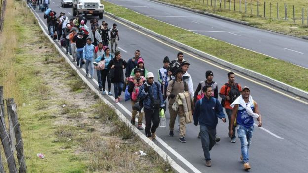 La imagen de centenares de migrantes caminando por la carretera Panamericana se ha vuelto común en Colombia, Perú o Ecuador.