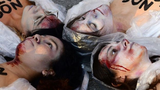 İspanya'da kadın cinayetlerini protesto etmek için ceset kılığına bürünmüş göstericiler