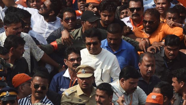 ভাষণ দিতে সভাস্থলে আসছেন রাজ ঠাকরে (মাঝে, সাদা কুর্তা)