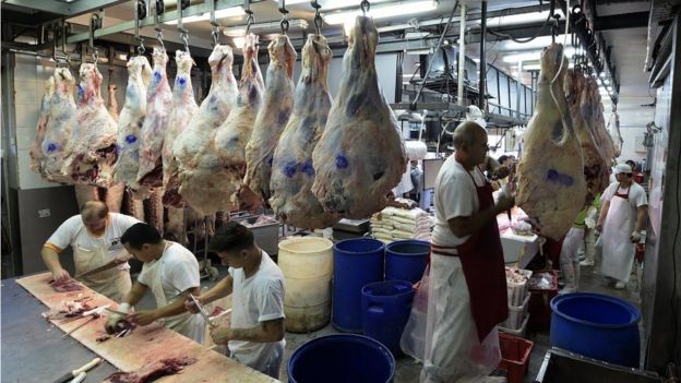 Según el reporte, el consumo de carne y azúcar debe reducirse en 50%, mientras que el de nueces, frutas, verduras y legumbres debe duplicarse. Foto: GETTY IMAGES