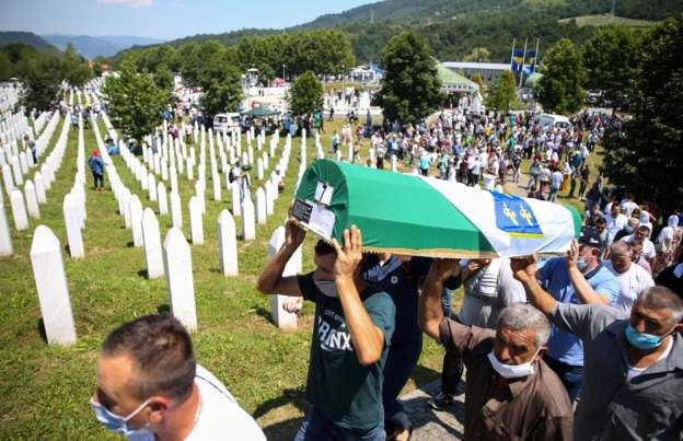 Srebrenitsa'nın 25. yıldönümünde, kimliği belirlenen 9 kişi daha toprağa verildi