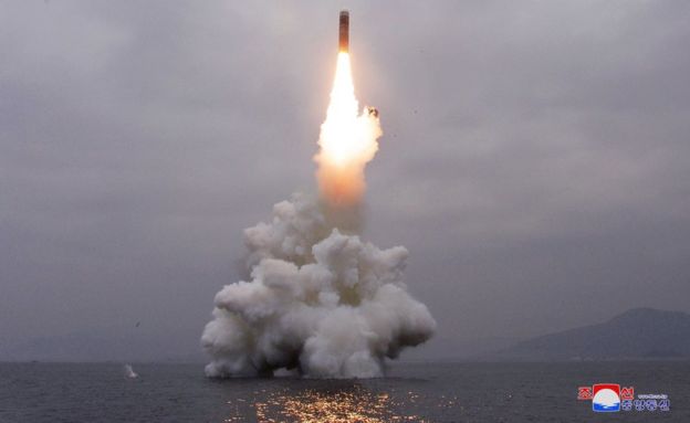 조선중앙통신은 그밖에도 여러 장의 미사일 사진을 공개했다