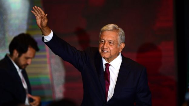 López Obrador saluda a sus seguidores