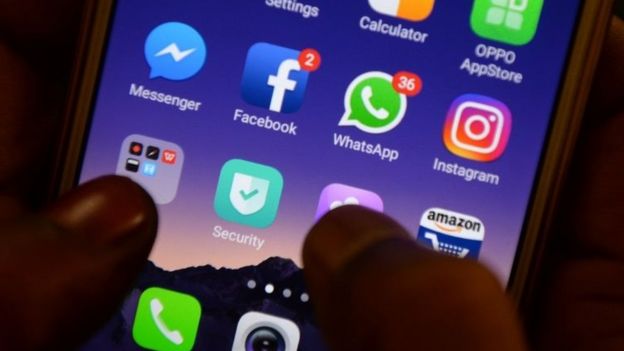 Imagem mostra dedos sobre tela de celular com diversos aplicativos instalados, entre eles o WhatsApp, o Facebook e o Instagram