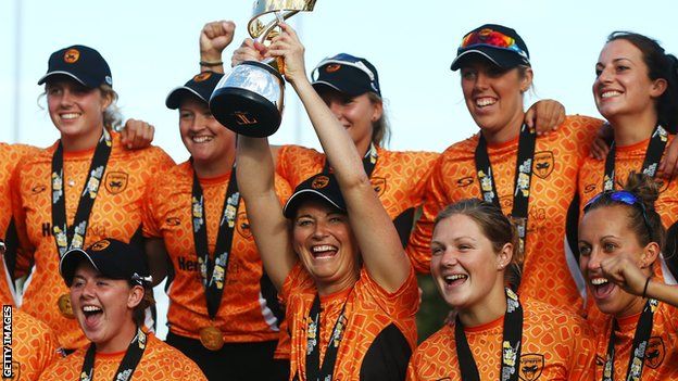 Charlotte Edwards leads Southern Vipers to the Super League title in 2016