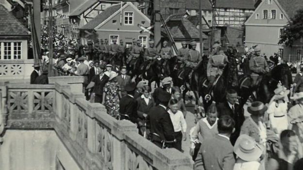 Ponte Kahlden, aqui em foto da década de 1930, foi destruída pelos próprios soldados alemães, o que dificultou a fuga dos cidadãos de Demmin