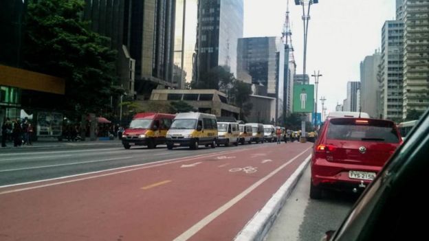 Vans escolares em protesto na Avenida Paulista