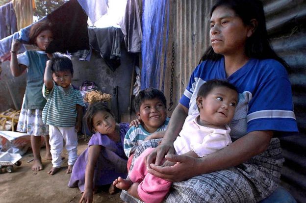 Mujer con niños en Guatemala.