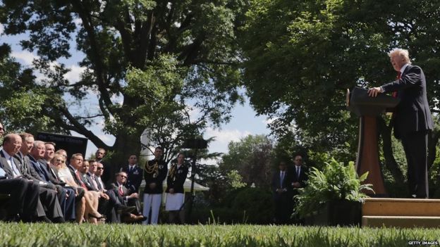 Donald Trump hace el anuncio en la Casa Blanca frente a sus asesores