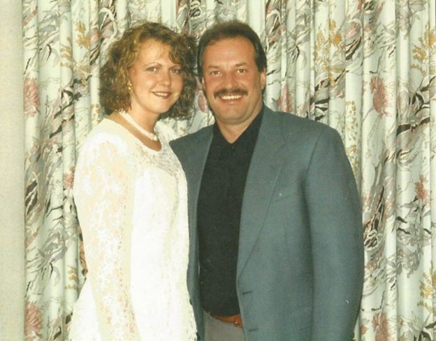 Debbie Brett con vestido de novia y Eddie Maher, en traje.