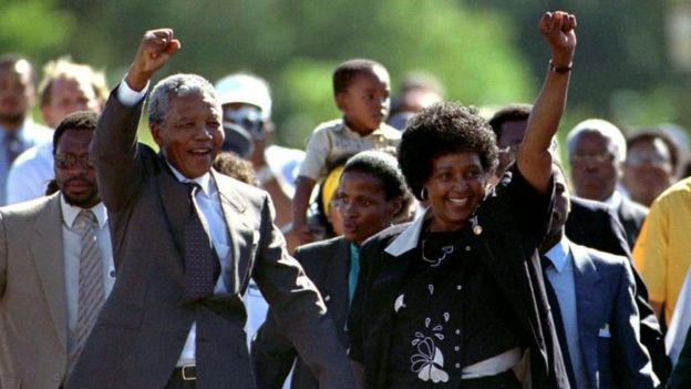 Mandela com a mulher Winnie após ser libertado