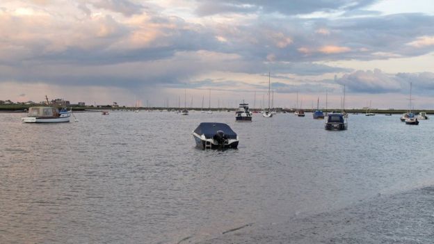 Imagem mostra pequenas embarcações no Rio Alde, em Suffolk, na Inglaterra
