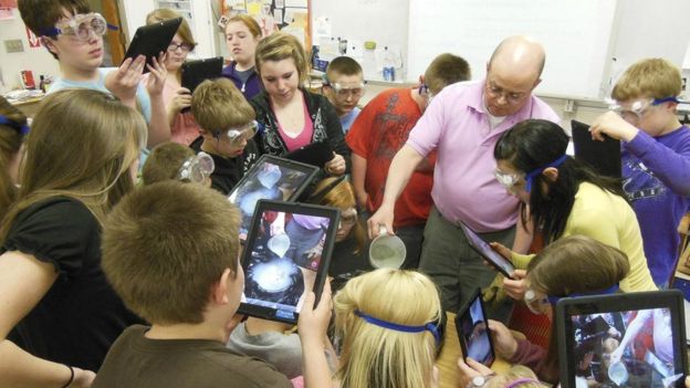 Crianças usando tablets em sala de aula