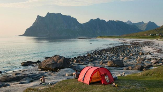 Norveç'te göl kenarında kamp çadırı