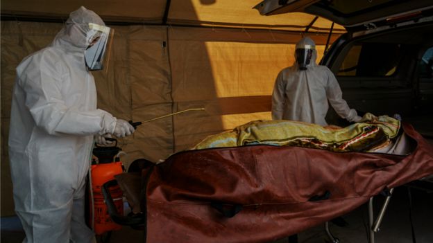 Sanitarios con equipos de protección