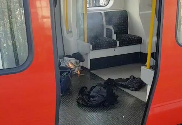 Un cubo en el interior de una bolsa de supermercado encontrado en el metro de Londres.