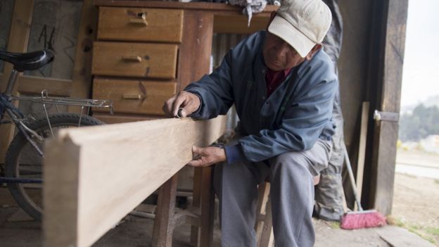 Un hombre trabaja en un taller de carpintería en Zunil.