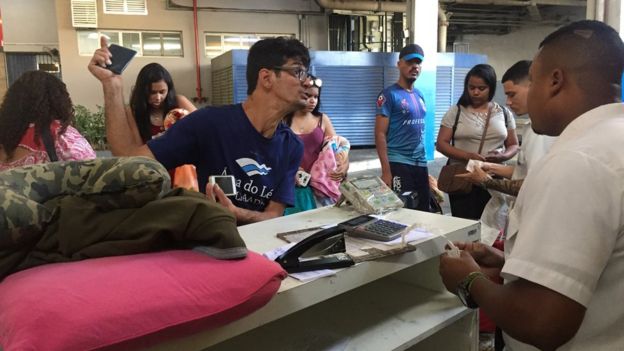 Leo da Água na rodoviária, antes de pegar o ônibus para Goiânia