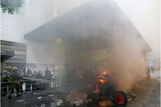 消防员扑灭香港中环地铁站口被点燃的大火。