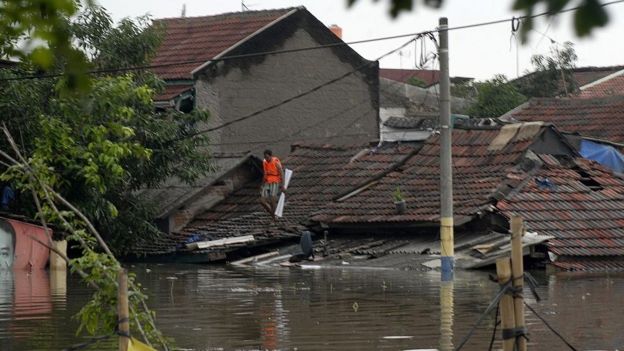 Un vecindario inundado en Yakarta