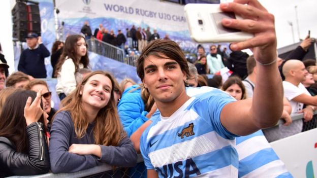 Jugador de rugby argentino haciÃ©ndose una selfie con fans