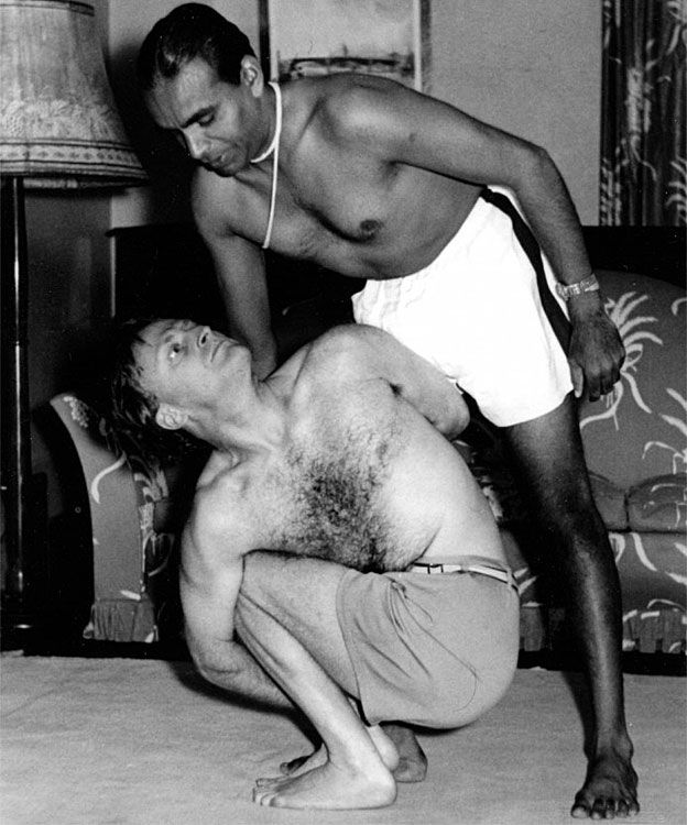 Yehudi Menuhin y BKS Iyengar haciendo yoga
