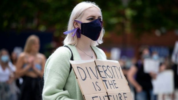 متظاهرة تحمل لافتة تقول "التنوع هو المستقبل" خلال مظاهرة "Black Lives Matter" في كينغ سكوير، لندن بريطانيا، في 13 يونيو/حزيران 2020