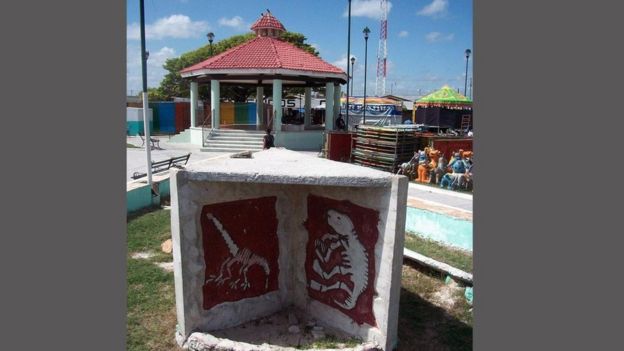 Monumento en la plaza de Chicxulub Puerto