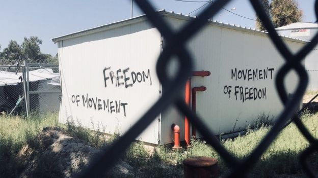 Duvarda "Hareket özgürlüğü" ve "Özgürlüğün hareketi" yazıyor.
