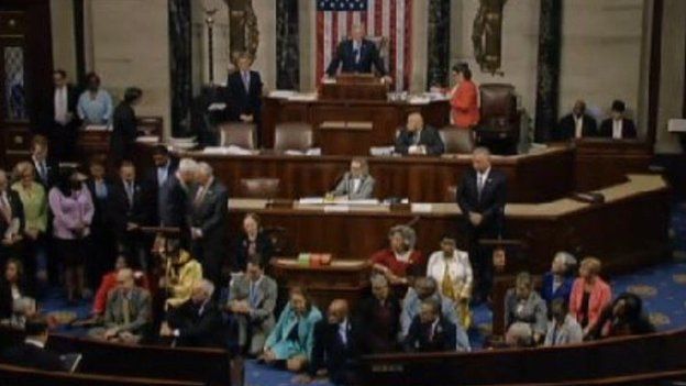 Legisladores demócratas durante la protesta.