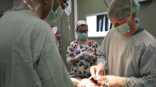 Liliana Mesquita, ao centro, participa de operação em Gaza